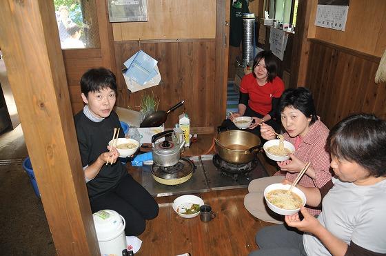 夏山開きの式典が終わり小屋で昼食を取る朝日山岳会の写真4
