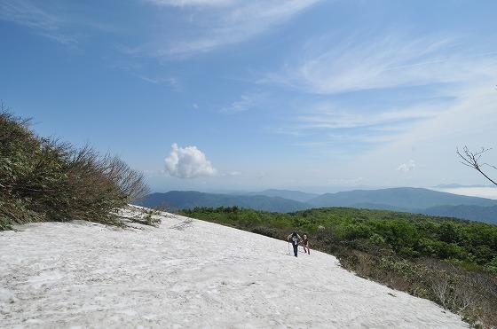 鳥原山を目指す町広報の様子の写真2