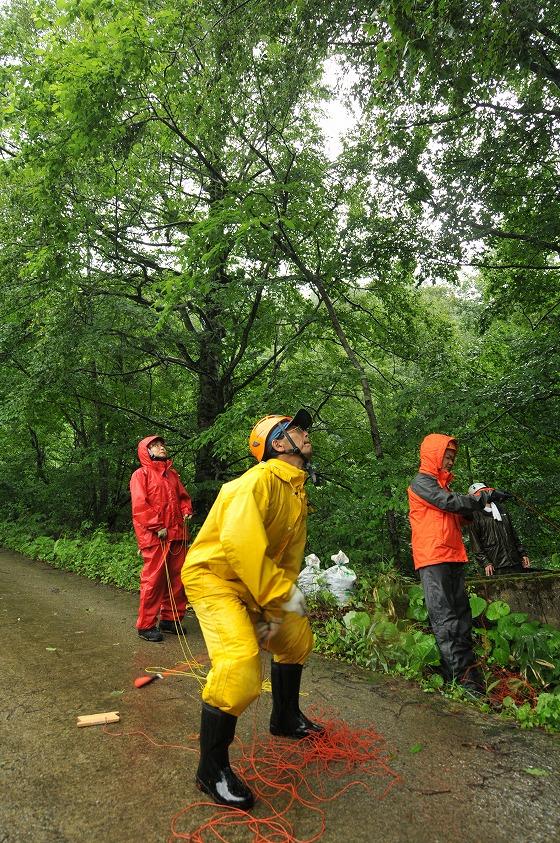 中腰になって構えてロープ投擲を行う写真1