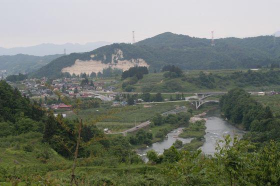 右側に川が写っている五百川峡谷 (朝日町玉ノ井地内)の写真