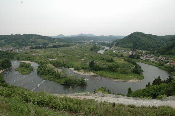 蛇行している川を写した五百川峡谷 (朝日町玉ノ井地内)の写真