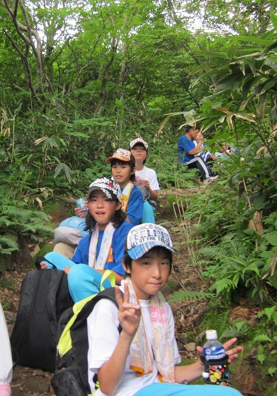休憩をとる宮宿小児童の様子の写真