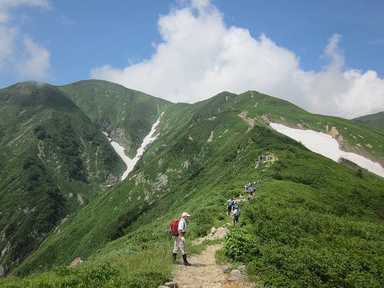 小朝日岳から大朝日岳をめざす様子の写真
