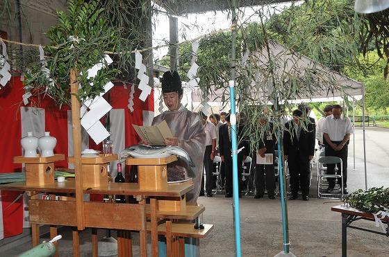 祝詞(のりと)を奏上する神主の写真