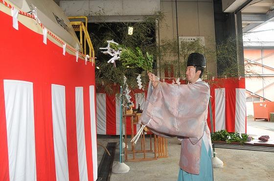 機械のお祓いをしている様子の写真