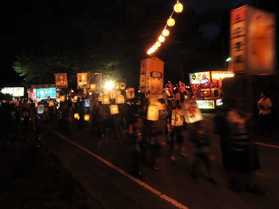白山神社を出発した参加者の写真