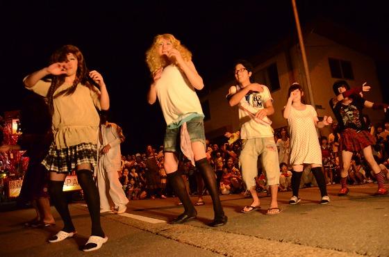 ダンスを踊っている参加者の写真