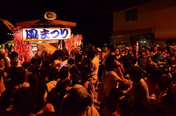 お菓子のプレゼントに群がる人々の写真