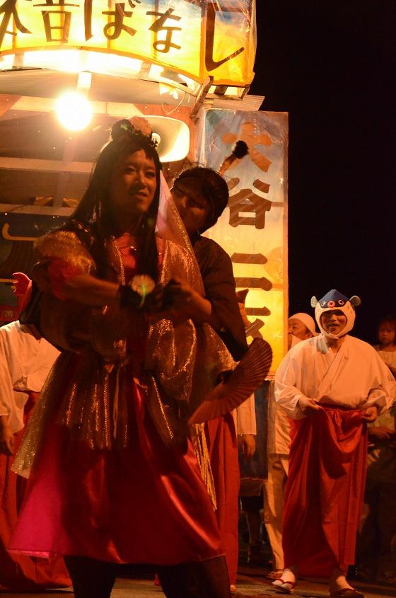 乙姫様と踊る浦島太郎の写真