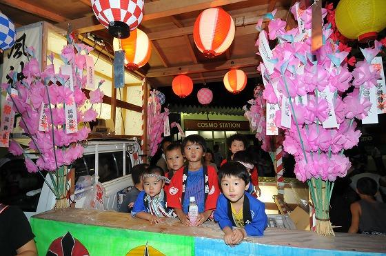 屋台に乗っている子どもたちの写真