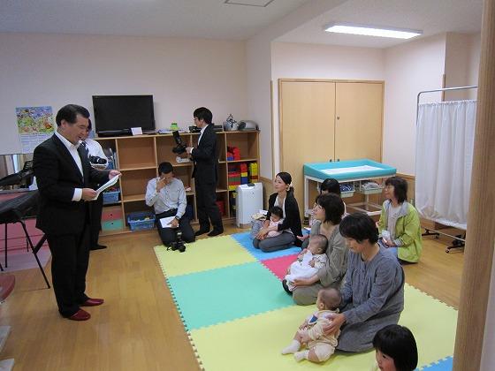 あいさつを述べる鈴木町長の写真