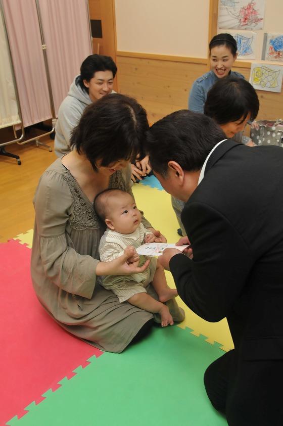 記念品の引換券が贈呈される様子の写真
