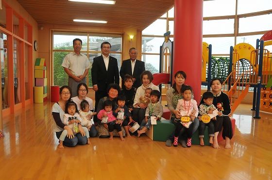 記念撮影の様子の写真