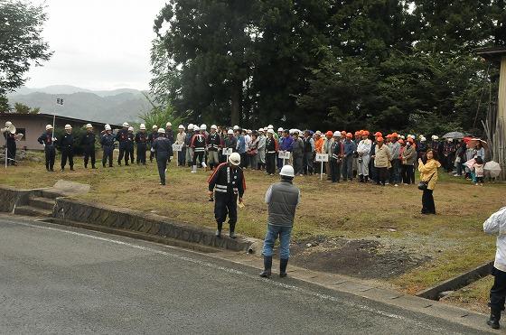 訓練本部に約100人が集まっている様子の写真