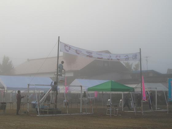 地元和合地区の方々が朝早くから会場に集まり、お客さまを迎える準備を進めている様子の写真