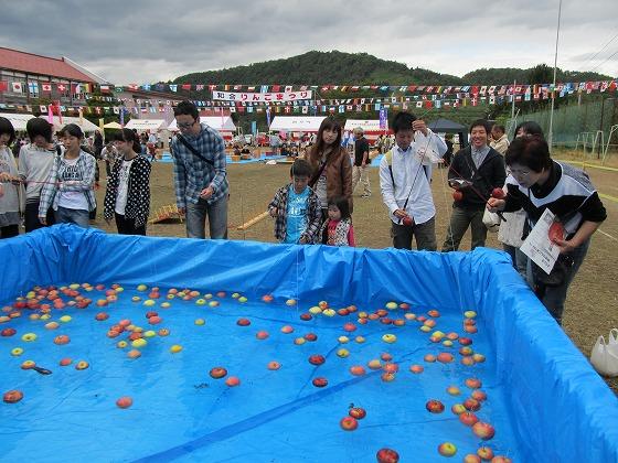 親子でりんご釣りを楽しむ様子の写真