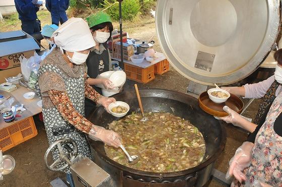 芋煮販売コーナーの様子の写真