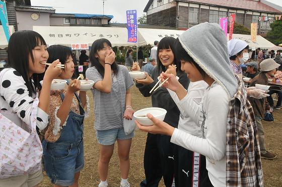 笑顔で食事をする女の子たちの様子の写真