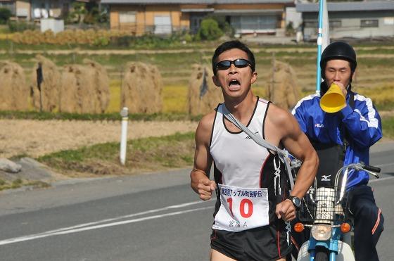 離されまいと必死に食い下がる選手の様子の写真