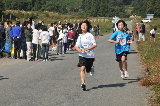 松程中継所でタスキを受けた宮宿Aとチーム前田沢2011の選手の写真