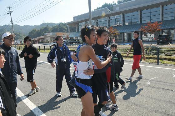 無事ゴールし抱き合う選手たちの写真