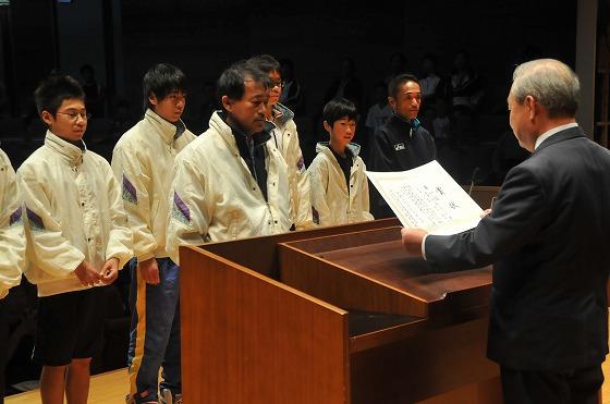 表彰を受ける中沢・玉ノ井チームの遠藤肇監督の写真