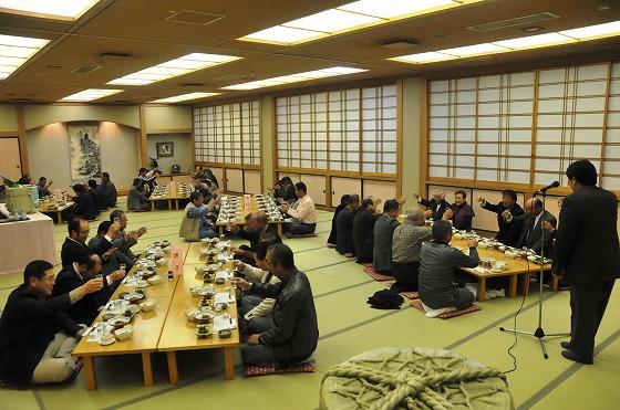 長岡啓治町議会議長の発声で一斉に乾杯する様子の写真