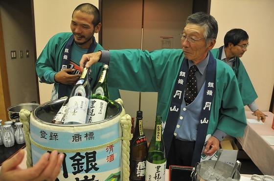 地元の鈴木酒造で造られた「豊龍蔵」や「月山の雪」などが酒樽に入れられている様子の写真