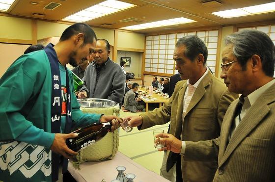 お客さまにお酒を提供している写真