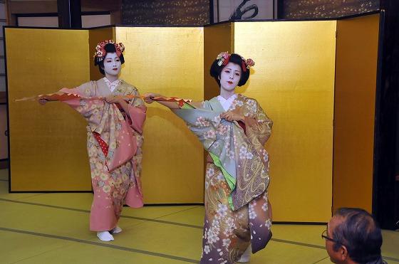 山形舞子の二人が登場し舞を踊る様子の写真