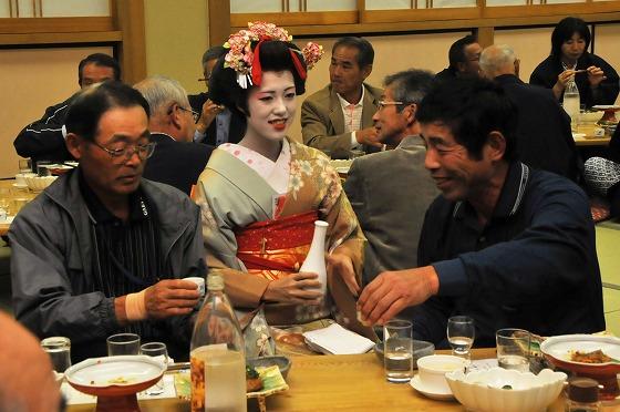 山形舞子がテーブルを回りお酌をしている様子の写真