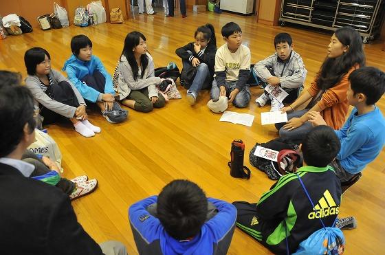 班ごとに分かれて自己紹介の様子の写真