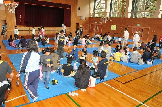 体育館に場所を移している写真