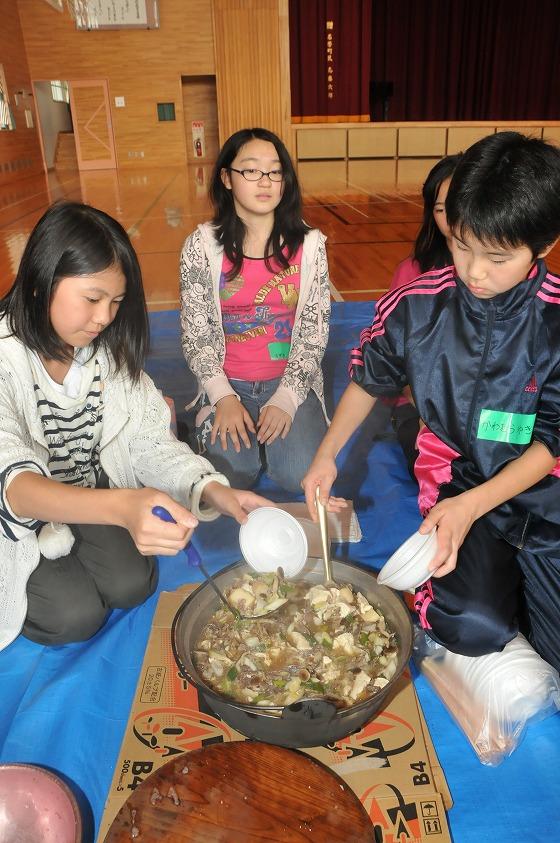 待ちに待った昼食会の様子の写真