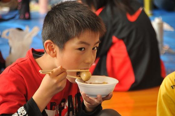 子供が芋煮を食べている写真