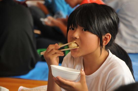 「食べたことのない味で、新鮮!」 と感想をそう述べて食べている写真