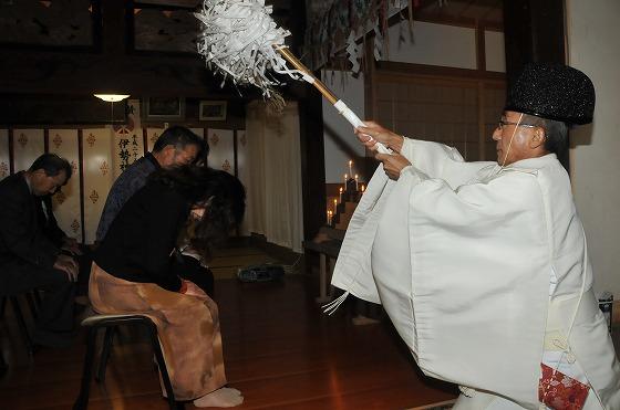 最上俊一郎宮司がお祓いをする様子の写真