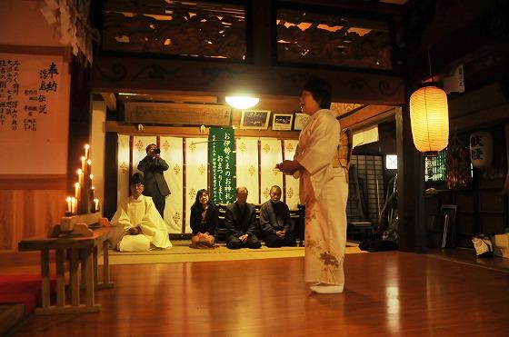 「浮島伝説」の新曲が奉納されている様子の写真