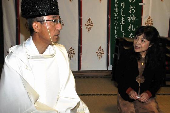 大沼の浮島の歴史について最上宮司に尋ねる堀さんの様子の写真