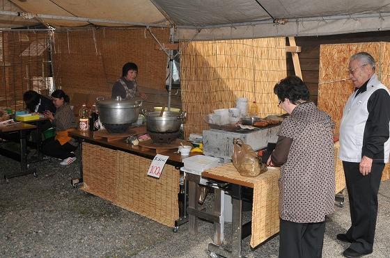 建物の前に設けられた販売コーナーの写真