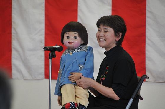 「ぬくいデイサービスセンター(元町)」の主催で行われた「あさひ寄席」で春風サクランボさんが腹話術を披露している様子の写真