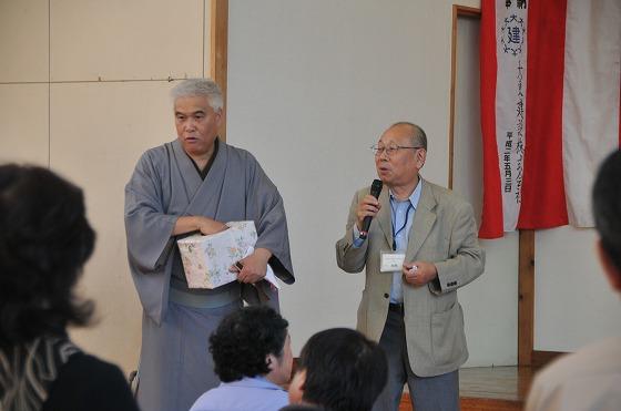 「ぬくいデイサービスセンター(元町)」の主催で行われた「あさひ寄席」での、お楽しみ抽選会で、施設の代表である本間さんと金太郎さんが抽選をしている様子の写真
