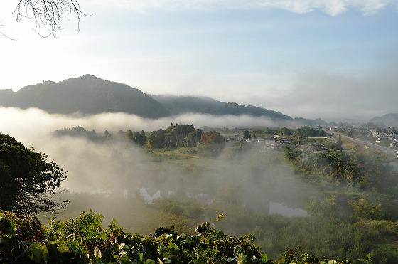 和合地区の根合田山が雲からぽっかりと頭を出している写真