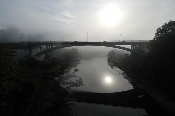 旧明鏡橋から下流側の新明鏡橋を撮影した写真