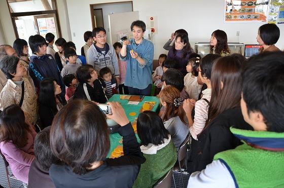 安藤竜二さんが蜜ロウソクとカボチャランタンの作り方を説明している様子の写真