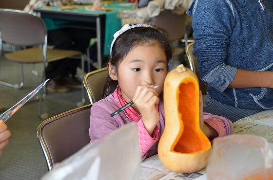 中身をくり抜いてロウソクを入れるスペースを作る様子の写真