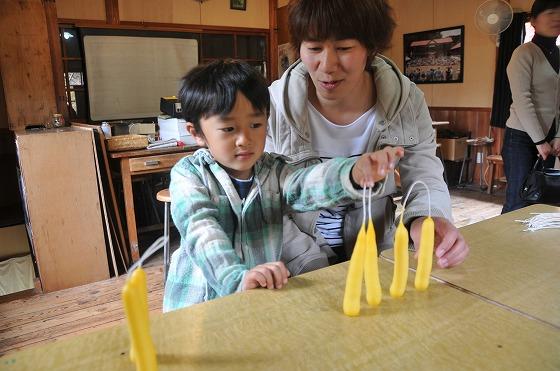 保育園児の参加者が仕上がりに満足している様子の写真