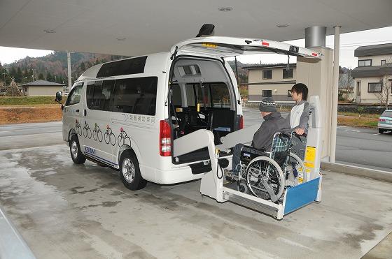 リフト機能を作動している競輪補助車両 の写真