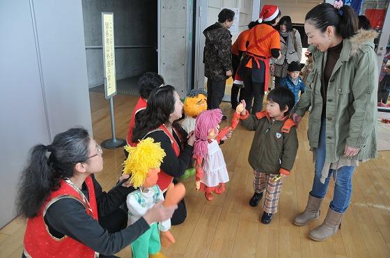 「人形劇サークルとんとん」の皆さんの見送りを受けた子どもたちの写真