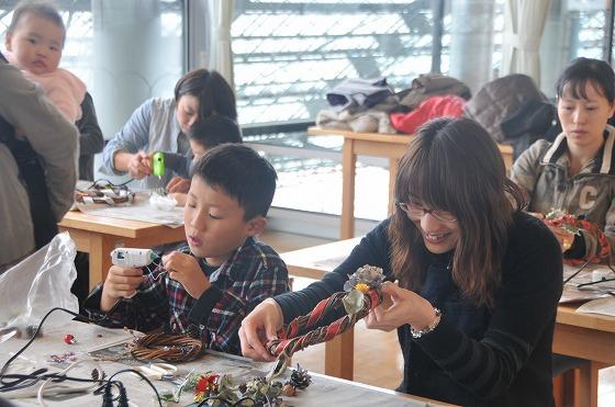 リースを製作している写真